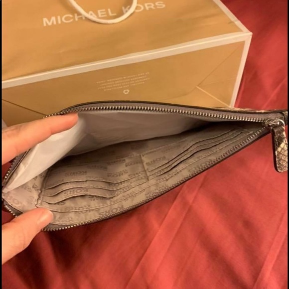 Michael Kors snakeskin Clutch - Picture 4 of 5